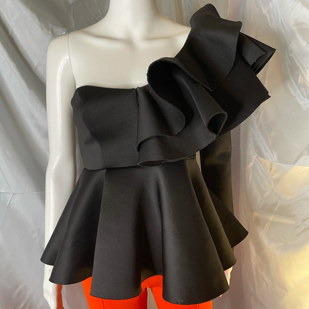 Black pendulum top